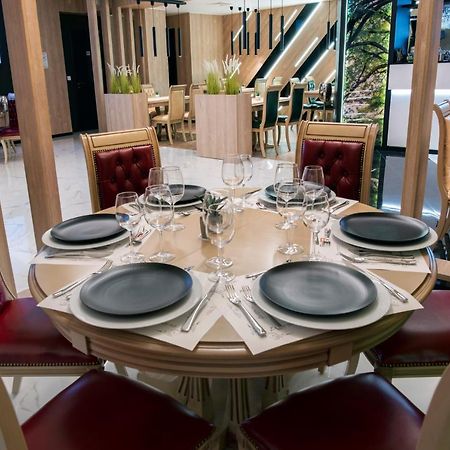 Family Hotel Business Club Sjumen Eksteriør billede